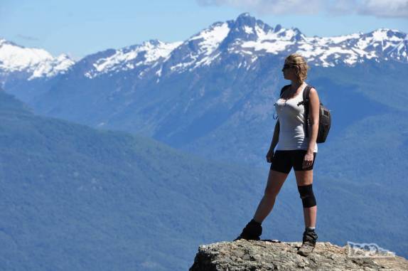 Admirando a magnífica paisagem durante subida ao Cerro Piltriquitrón, em El Bolsón, na Argentina